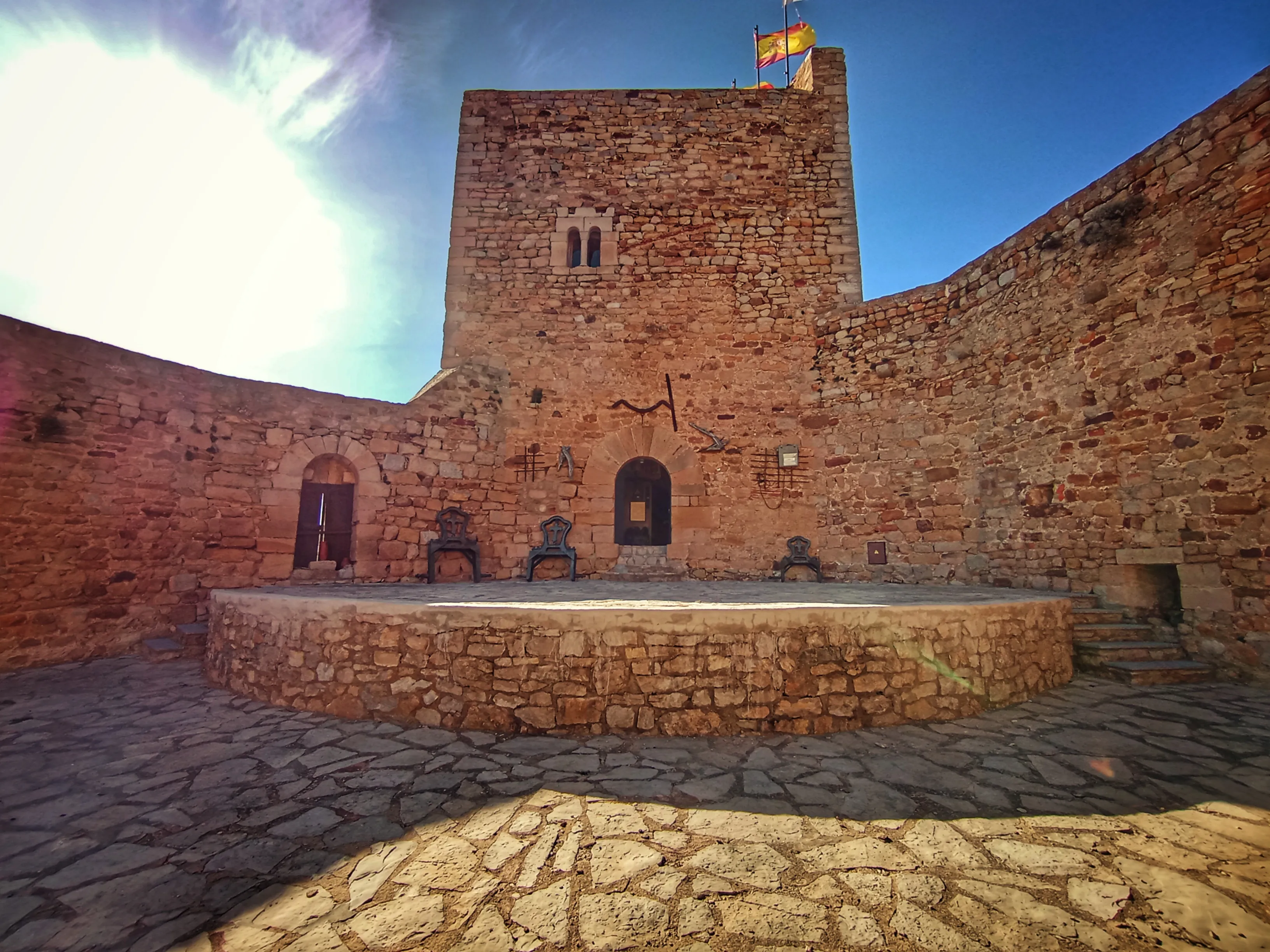 Otra perspectiva del patio de armas