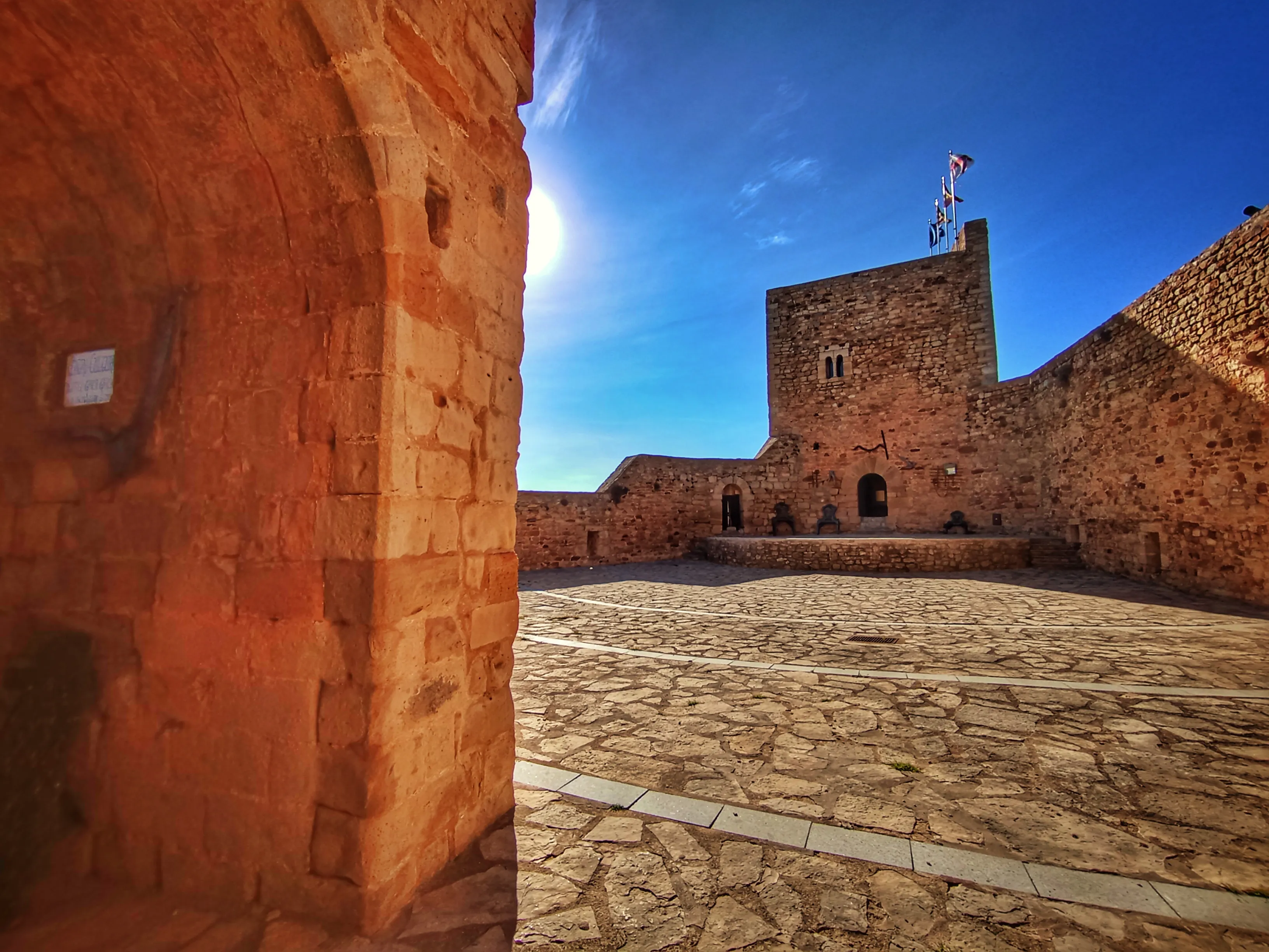 Patio de armas con vistas al paisaje