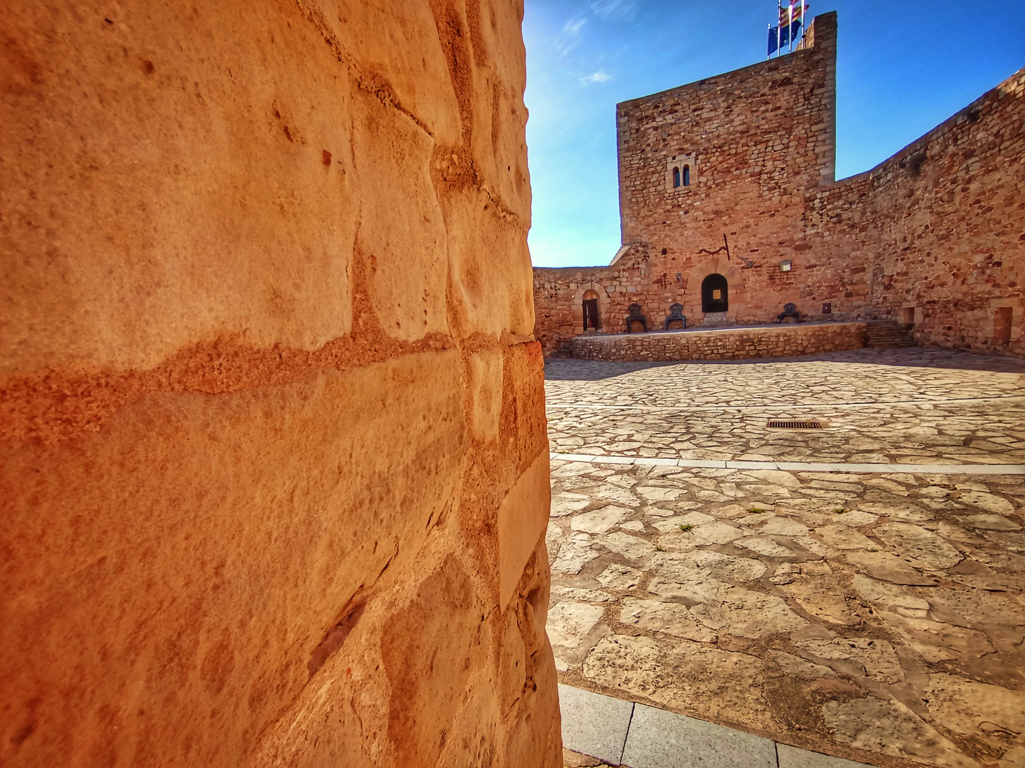 Muros y torres en el patio de armas