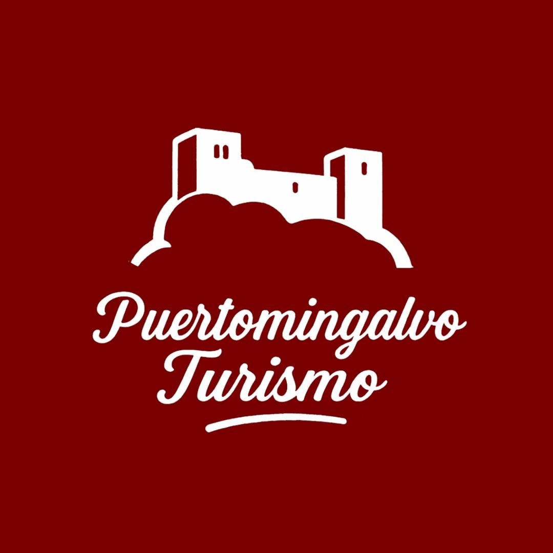Logotipo de la Oficina de Turismo de Puertomingalvo en color granate
